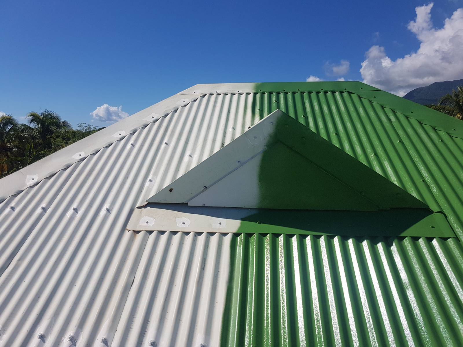 toiture en tole en cours de rénovation a l'aide la peinture galvanite hydro en Guadeloupe