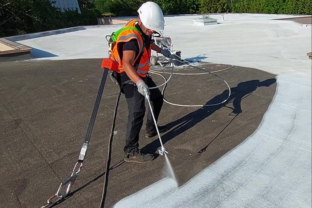 photo montrant un professionnel en train de rénover une toiture en bitume en Guadeloupe avec une peinture isolante